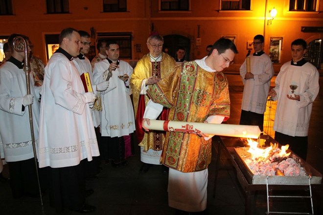 Vazmeno bdjenje uz grob Gospodnji sabralo velik broj vjernika u varaždinsku katedralu